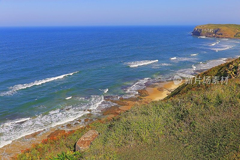 托雷斯市的僻静海滩上有悬崖峭壁的岩层——里约热内卢Grande do Sul